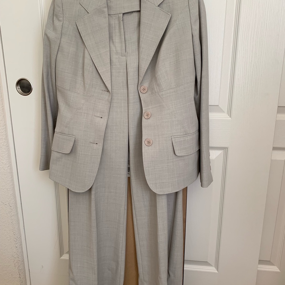 Suits - Picture 5 of 7